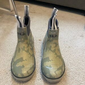 gray camo huk boots size 7